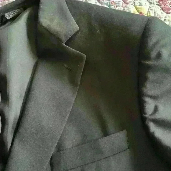 Men’s green double breasted suit. In fair condition has hole in the back of suit - Picture 3 of 12
